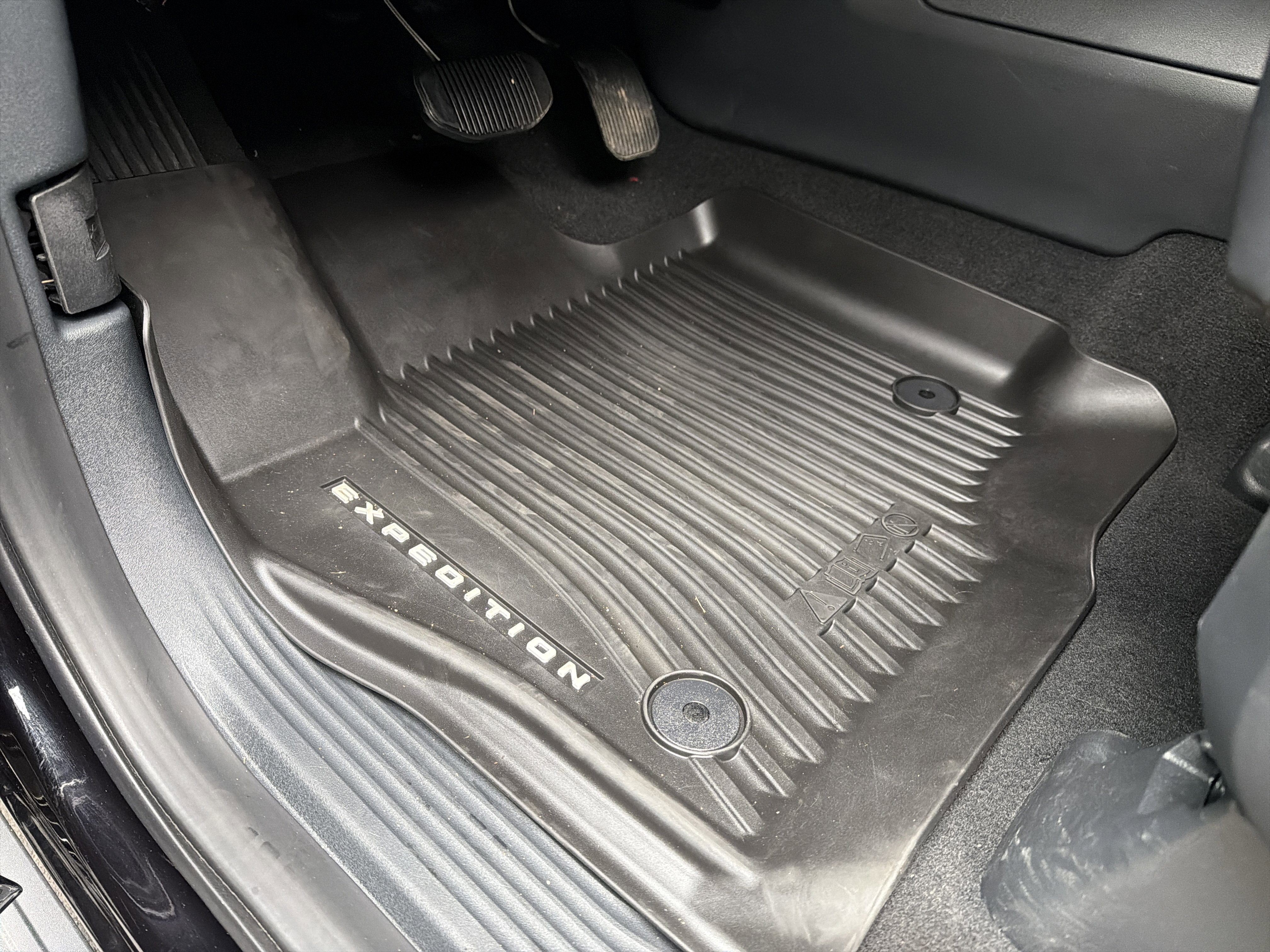 Used 2025 Ford Expedition Max Platinum w/ Stealth Appearance Package image 17