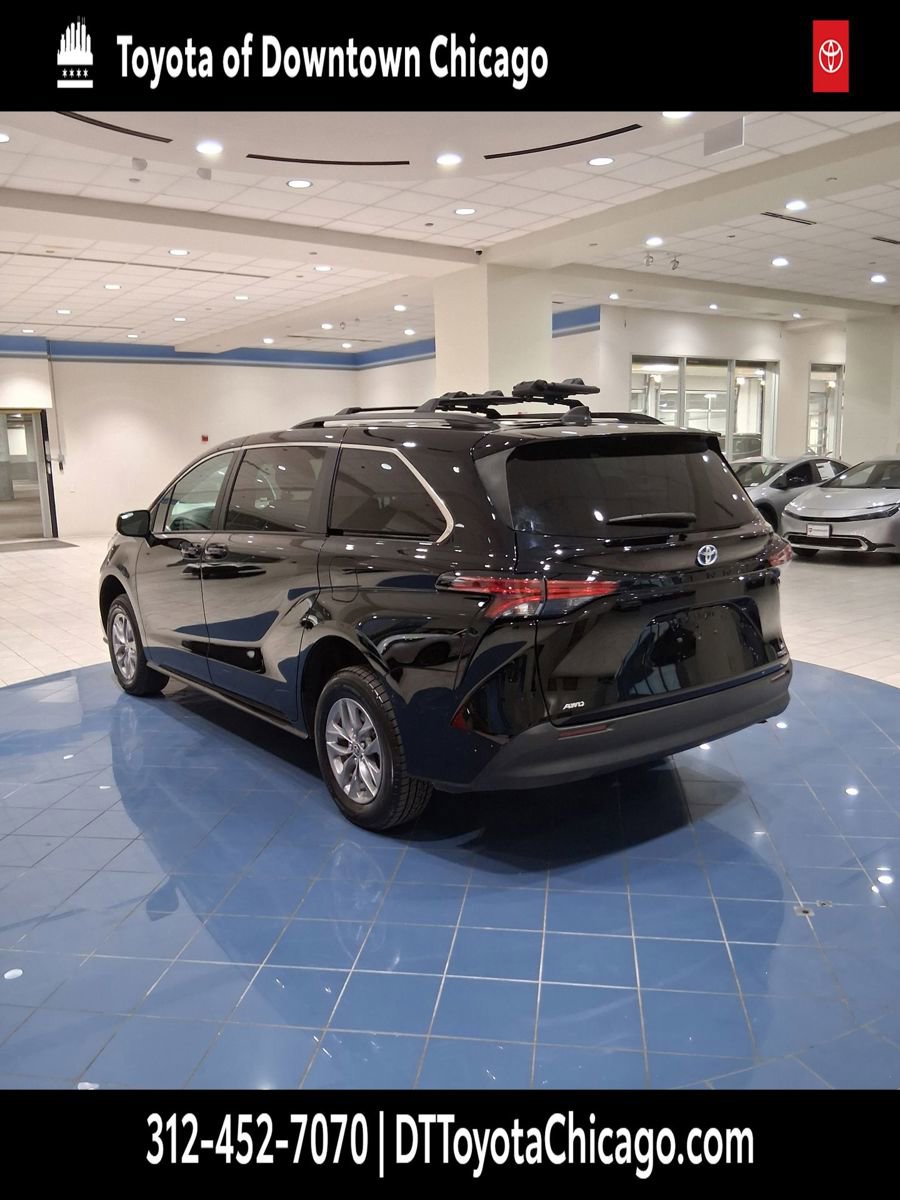 Used 2022 Toyota Sienna LE image 3