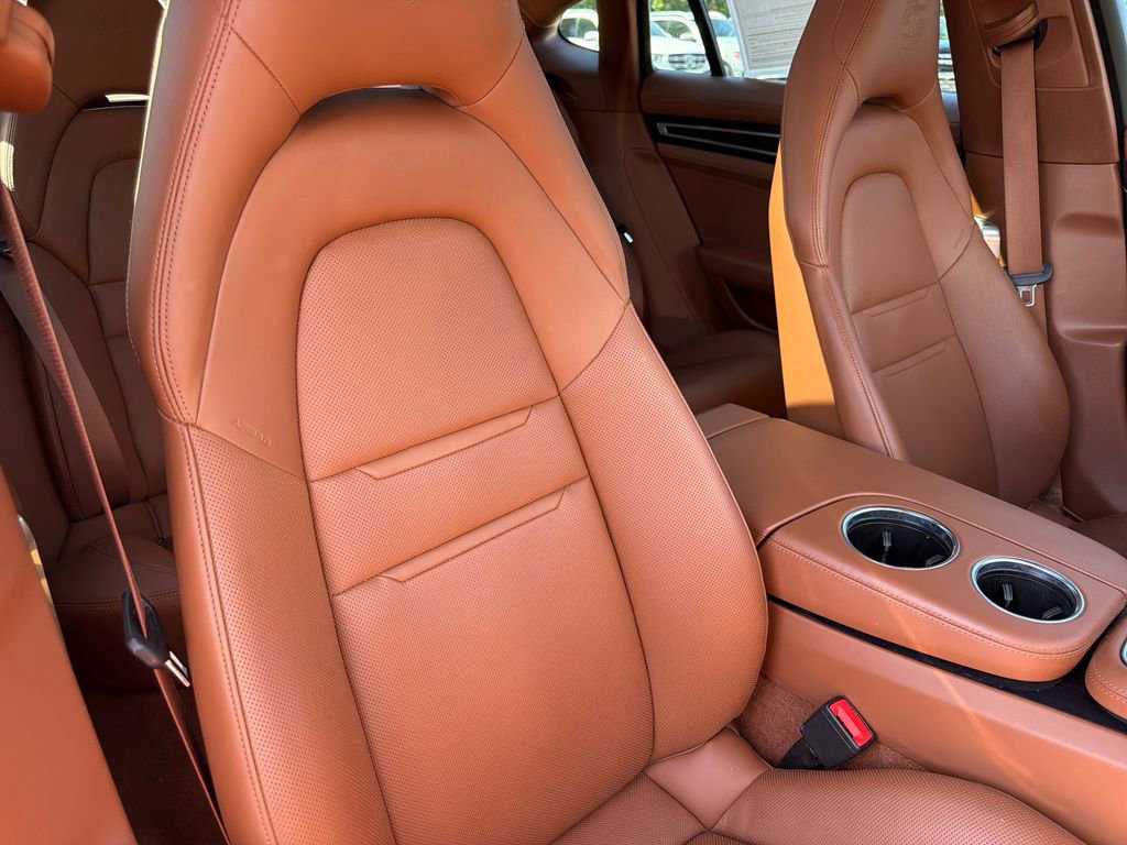 Used 2022 Porsche Panamera image 40