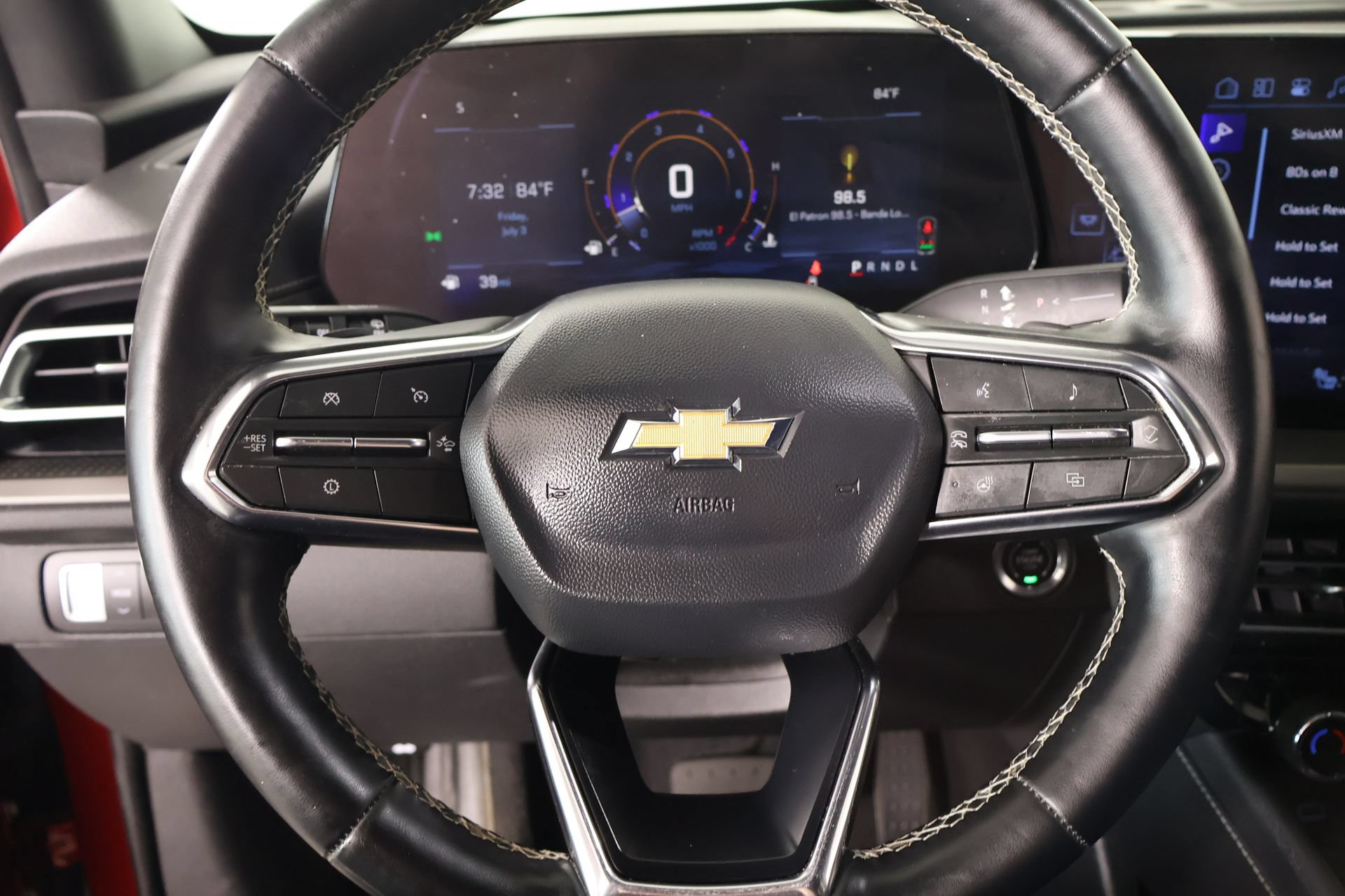 Used 2025 Chevrolet Traverse LT FWD image 3