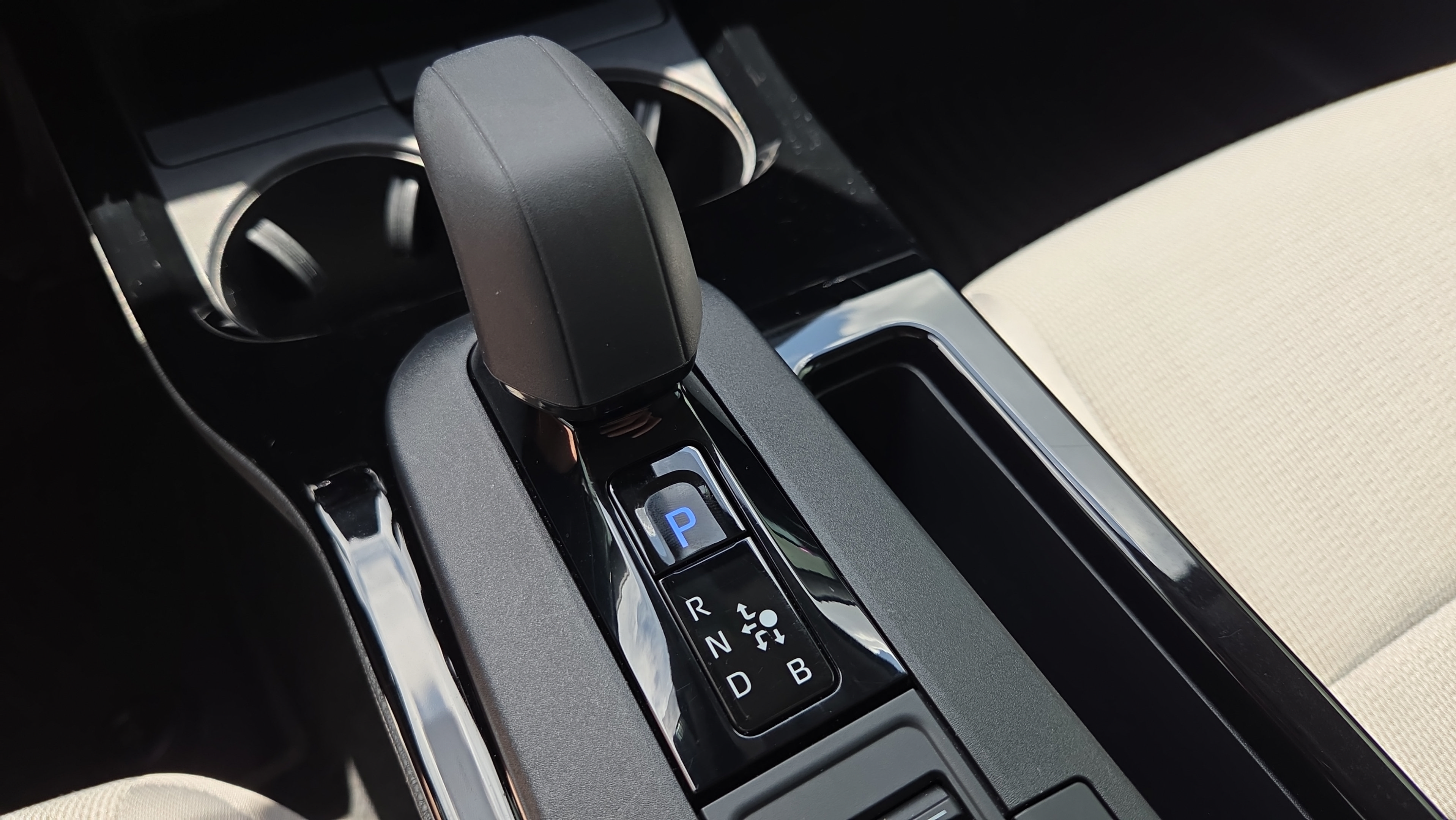 Certified 2025 Toyota Prius LE FWD image 25