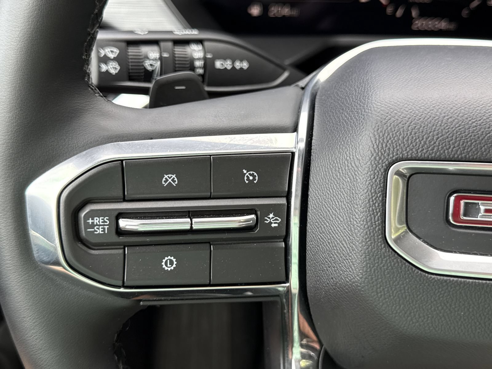 Used 2025 GMC Acadia Elevation FWD image 23