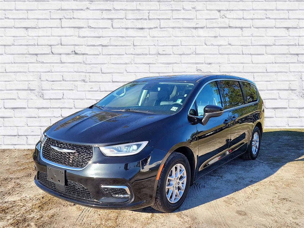 Used 2023 Chrysler Pacifica Touring-L image 4