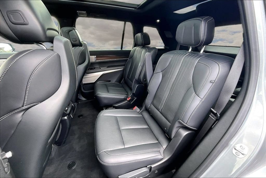 Certified 2026 Cadillac Vistiq Premium Luxury w/ LPO, Floor Liner Package AWD/4WD image 22