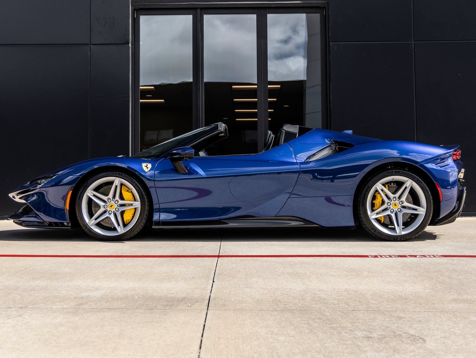Used 2022 Ferrari SF90 Spider AWD/4WD image 10