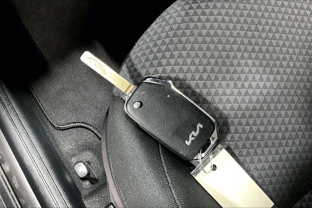 Used 2025 Kia Soul LX w/ LX Technology Package FWD image 12