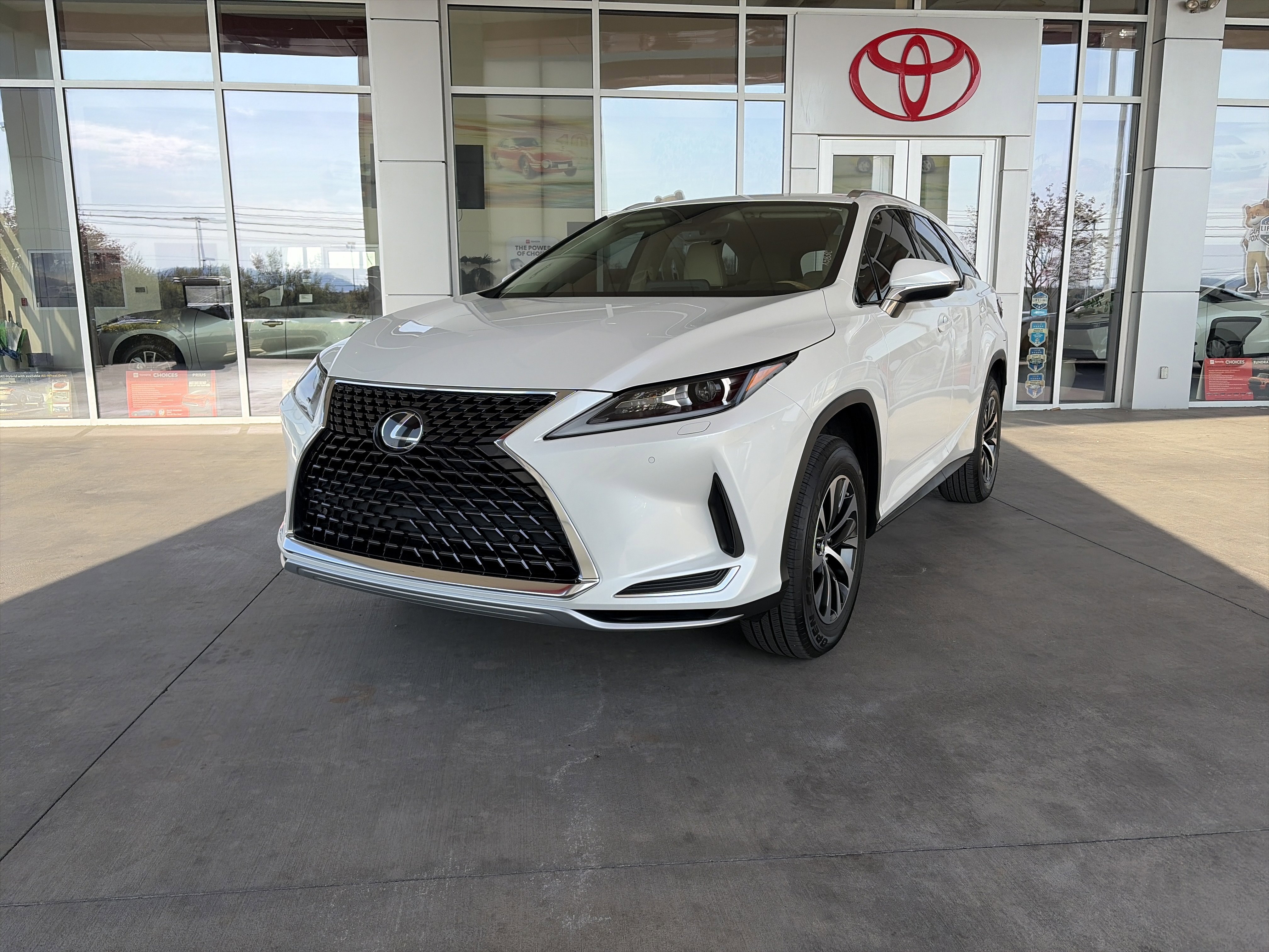 Used 2021 Lexus RX 350L Premium w/ Premium Package image 2