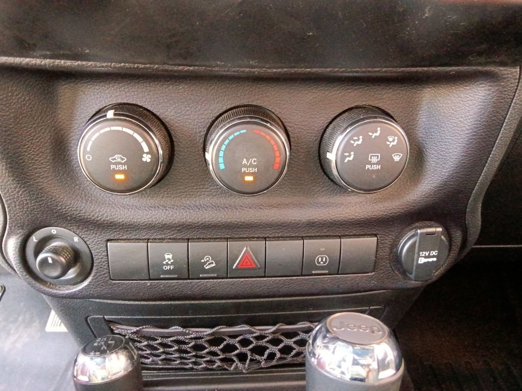 Used 2017 Jeep Wrangler Rubicon w/ Power Convenience Group AWD/4WD image 21