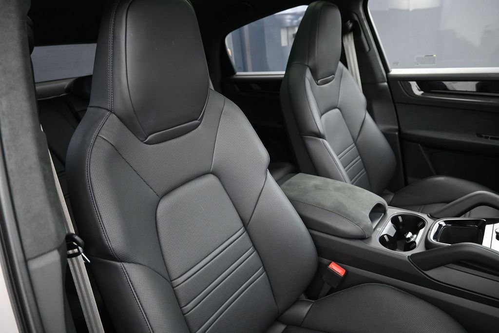 Certified 2026 Porsche Cayenne GTS AWD/4WD image 30