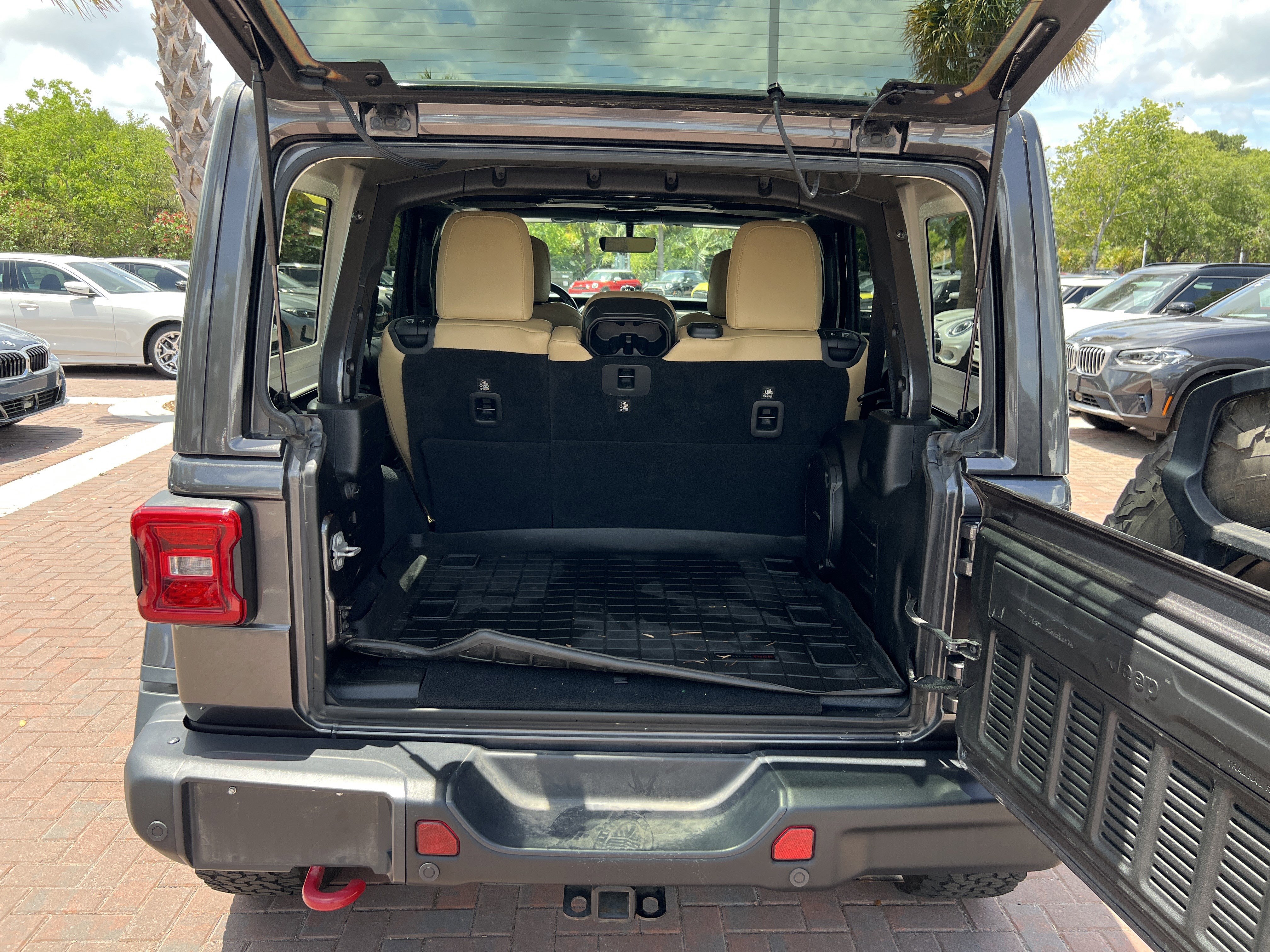 Used 2018 Jeep Wrangler Unlimited Rubicon AWD/4WD image 32
