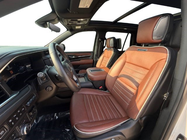 Used 2023 GMC Yukon Denali Ultimate AWD/4WD image 10