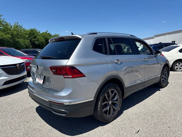 Used 2023 Volkswagen Tiguan SE w/ Panoramic Sunroof Package FWD image 7