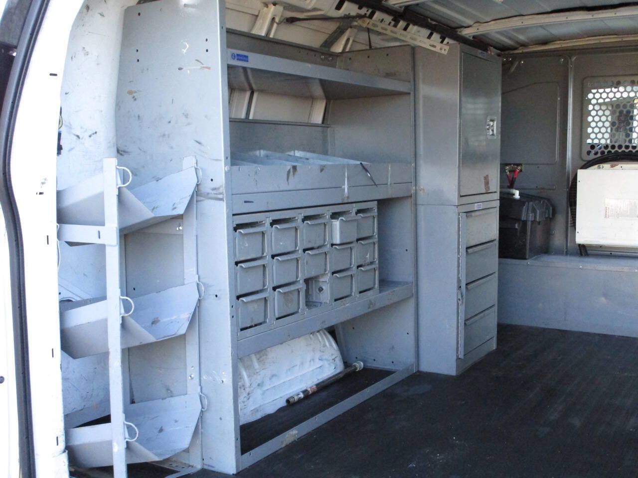 Used 2010 Chevrolet Express 2500 image 15