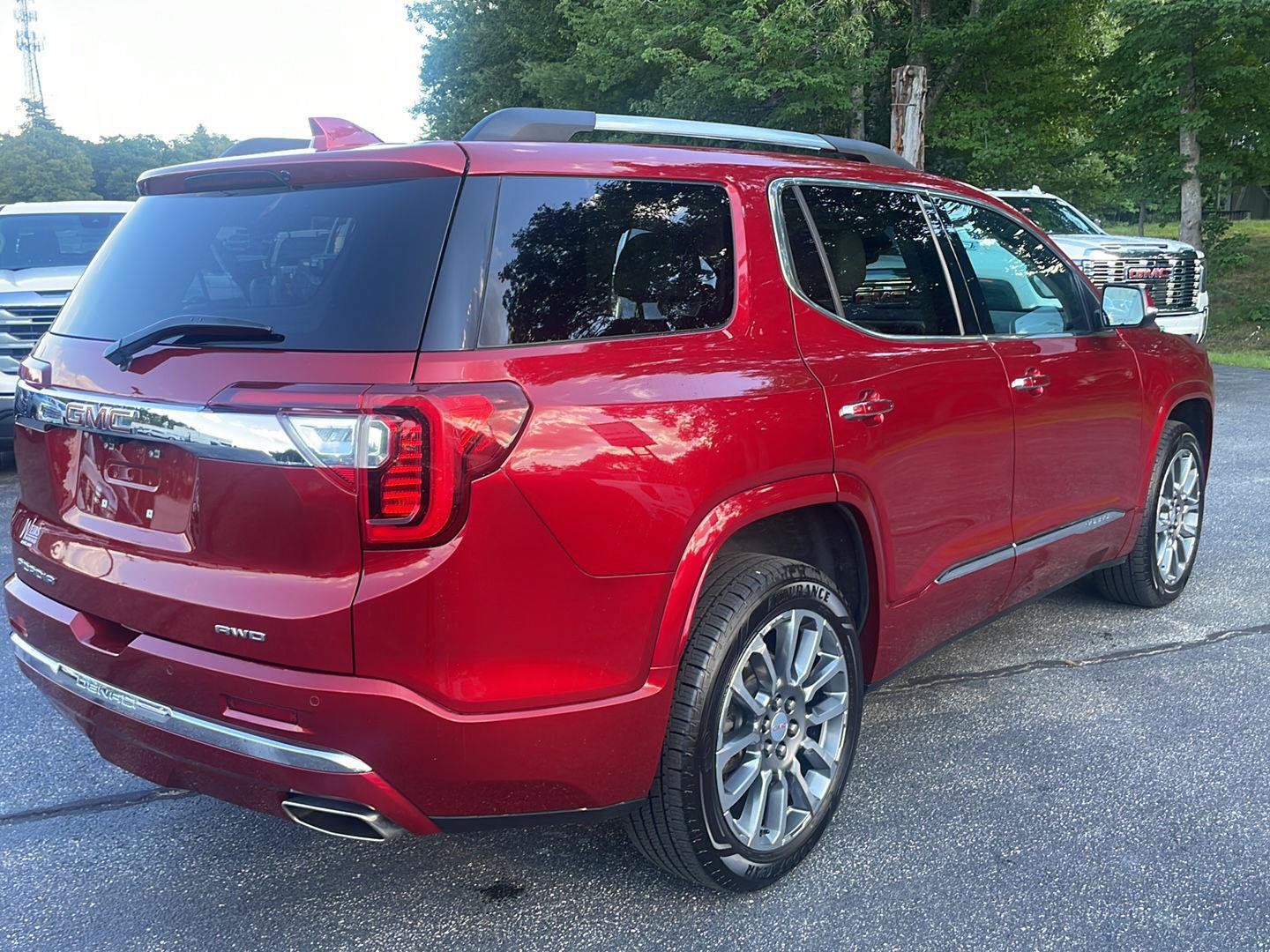 Used 2022 GMC Acadia Denali w/ Denali Ultimate Package AWD/4WD image 9