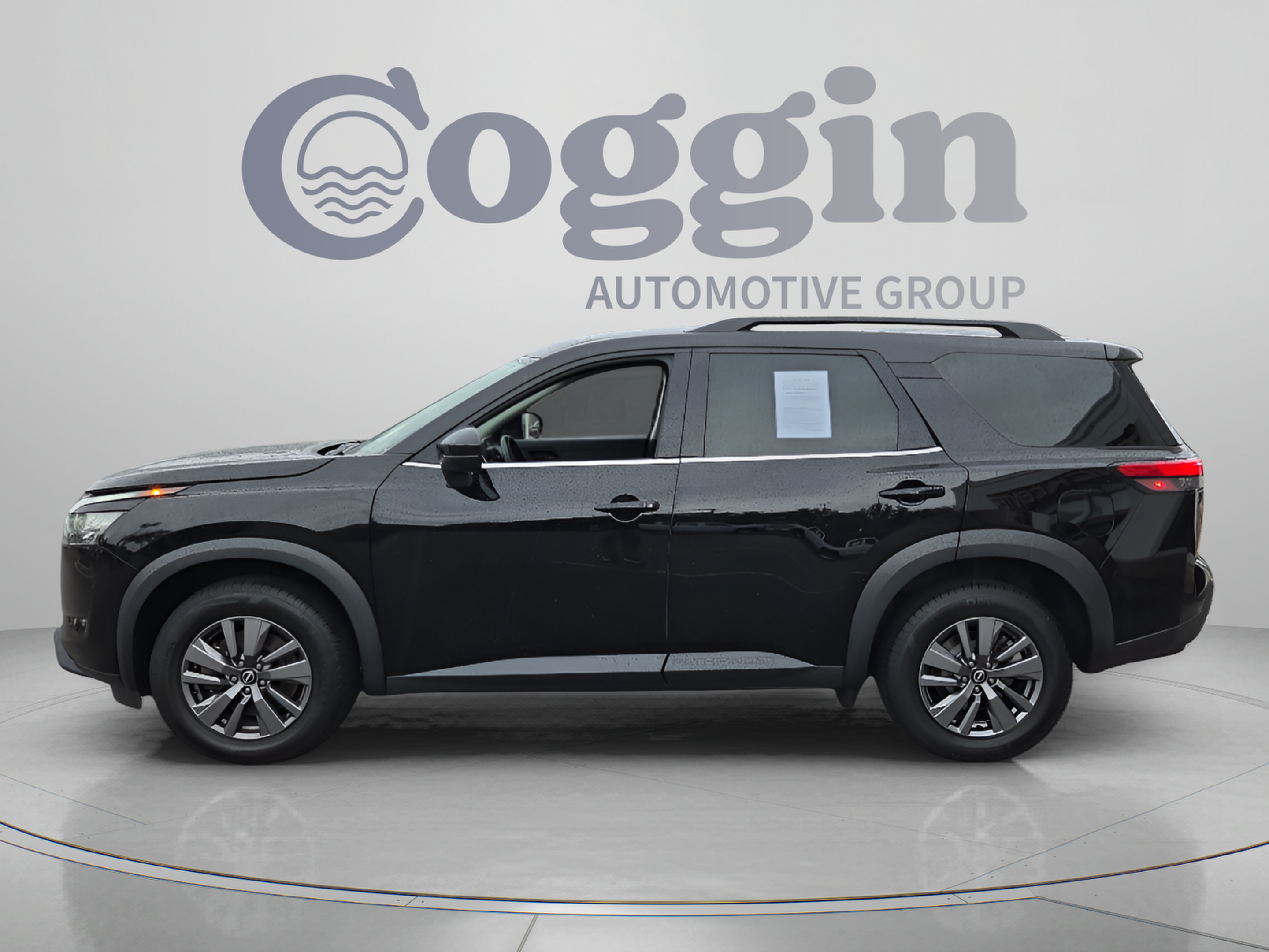 Used 2024 Nissan Pathfinder SV FWD image 2