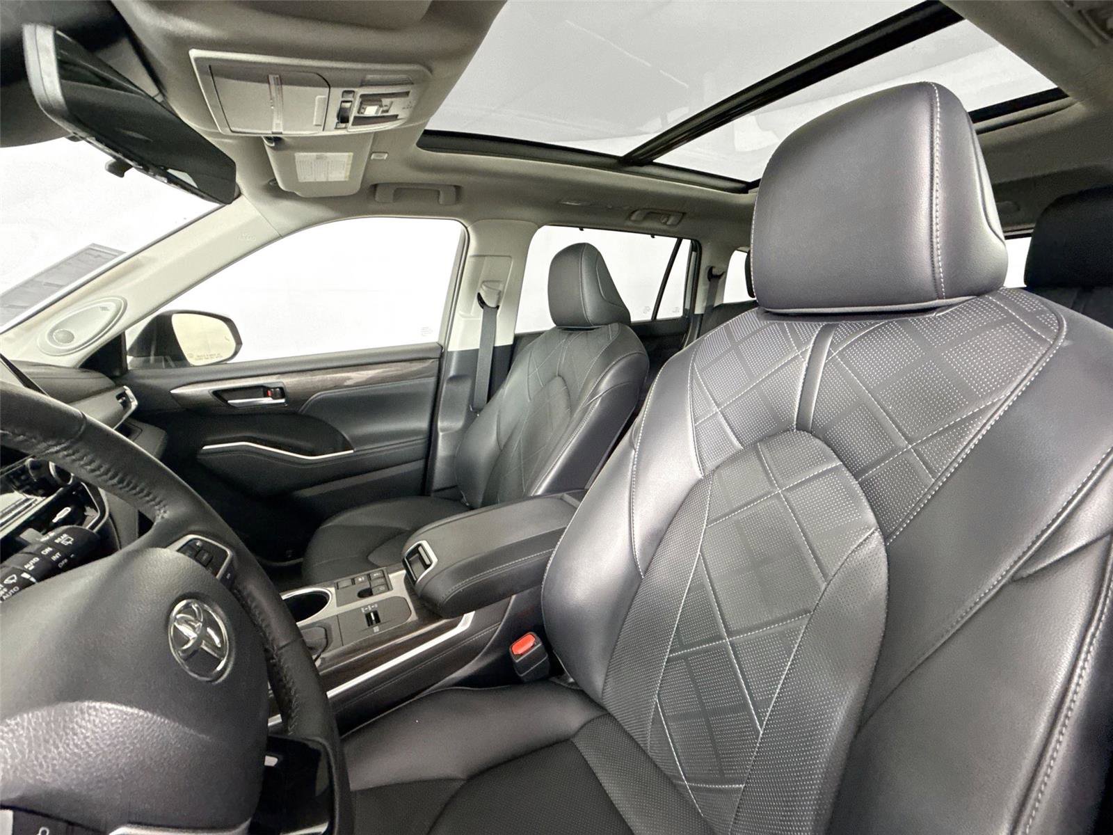 Used 2023 Toyota Highlander Platinum FWD video 3