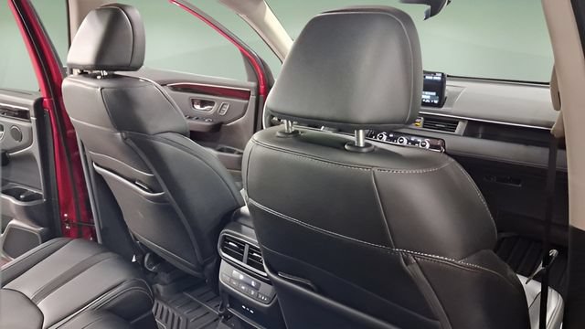 Used 2025 Honda Pilot Touring image 16