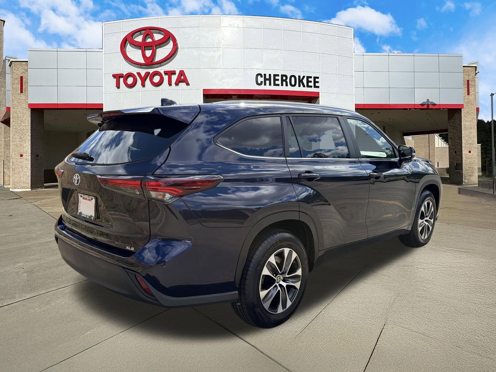 Used 2024 Toyota Highlander XLE FWD image 5