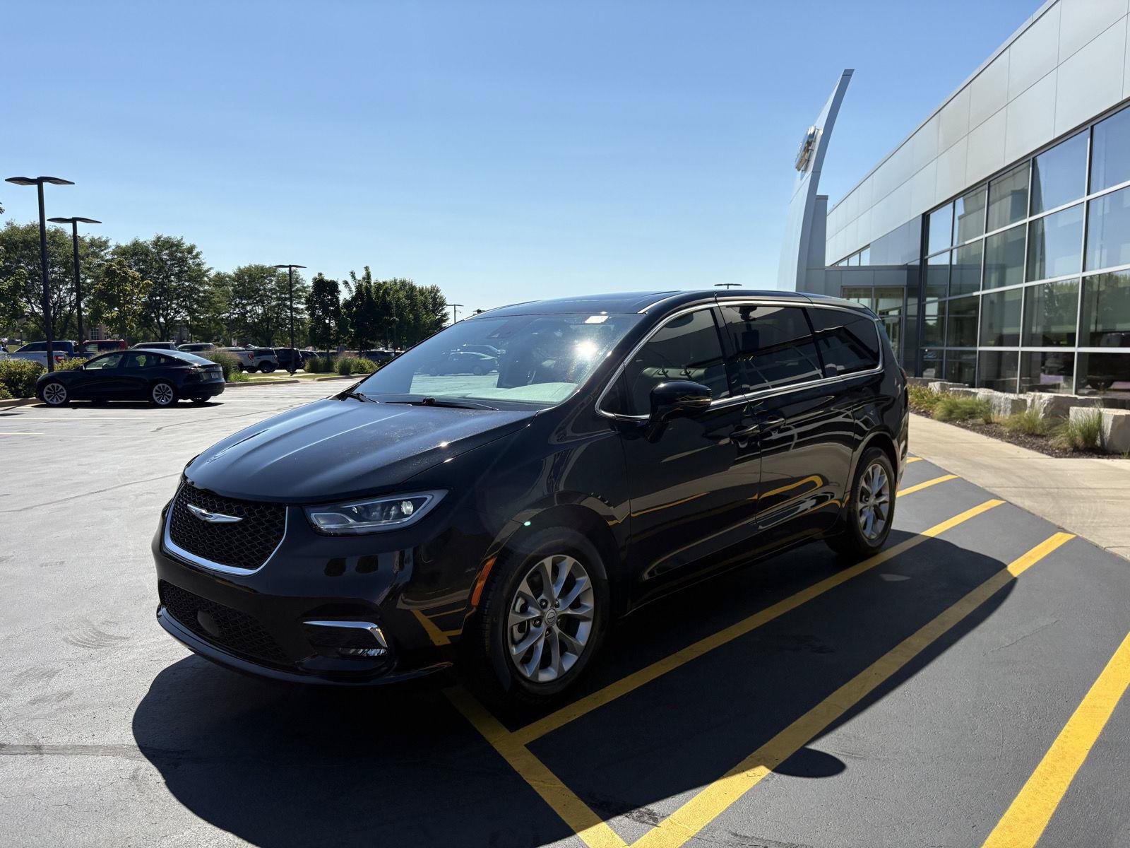 Used 2026 Chrysler Pacifica Limited FWD image 3