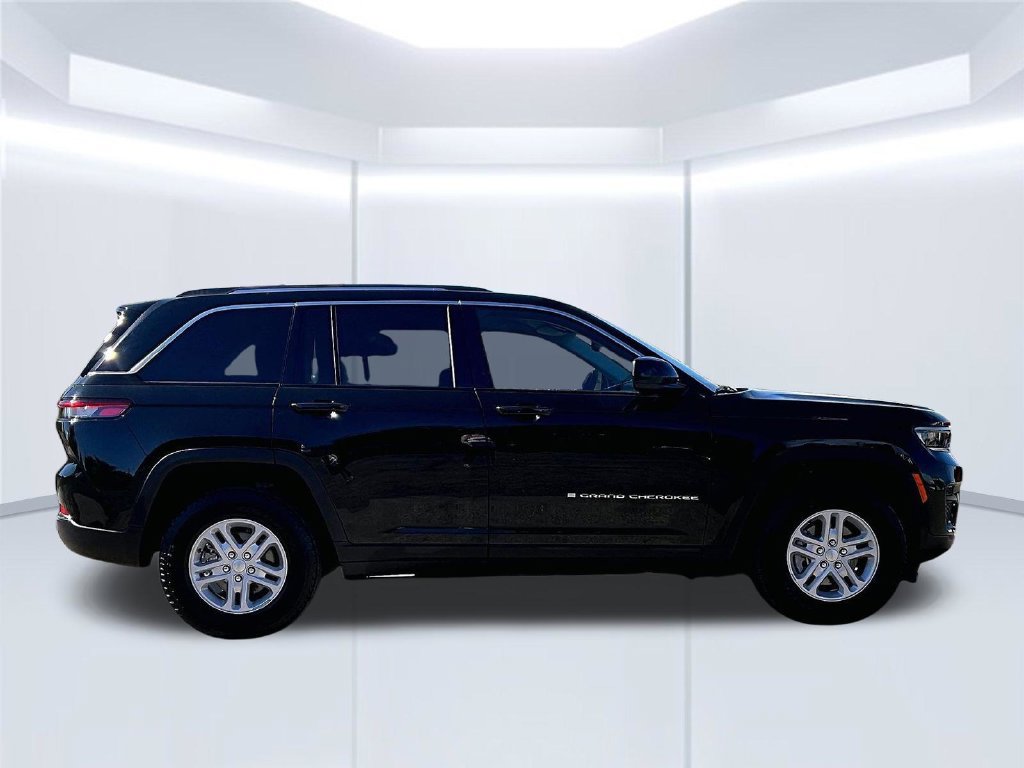 Used 2023 Jeep Grand Cherokee Laredo w/ Luxury Tech Group I AWD/4WD image 37