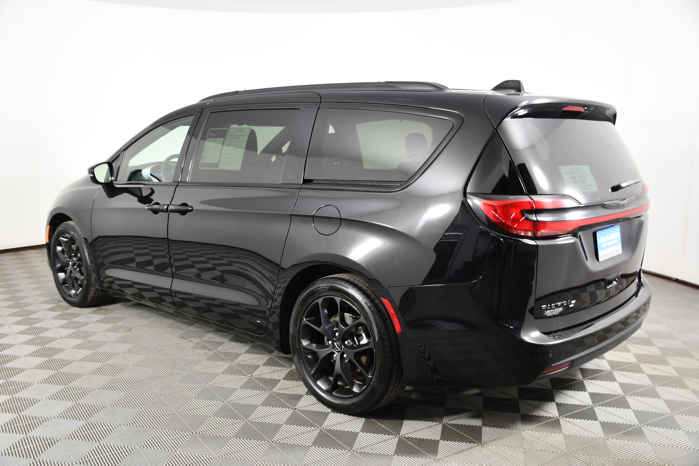 Used 2025 Chrysler Pacifica Limited image 8