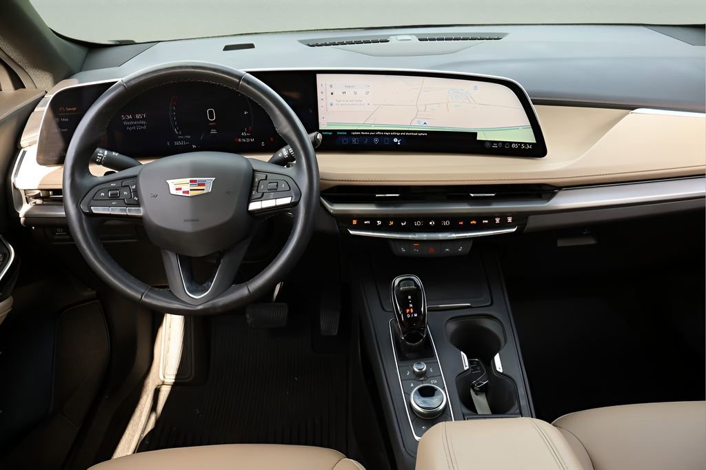 Used 2024 Cadillac XT4 Luxury w/ Cold Weather Package FWD image 13