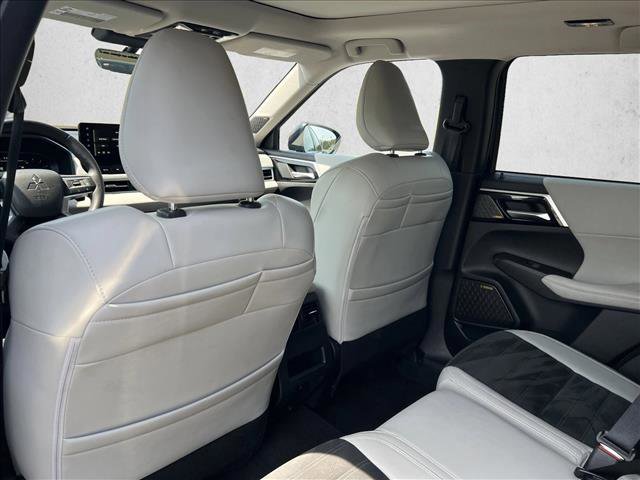 Used 2025 Mitsubishi Outlander SE image 17