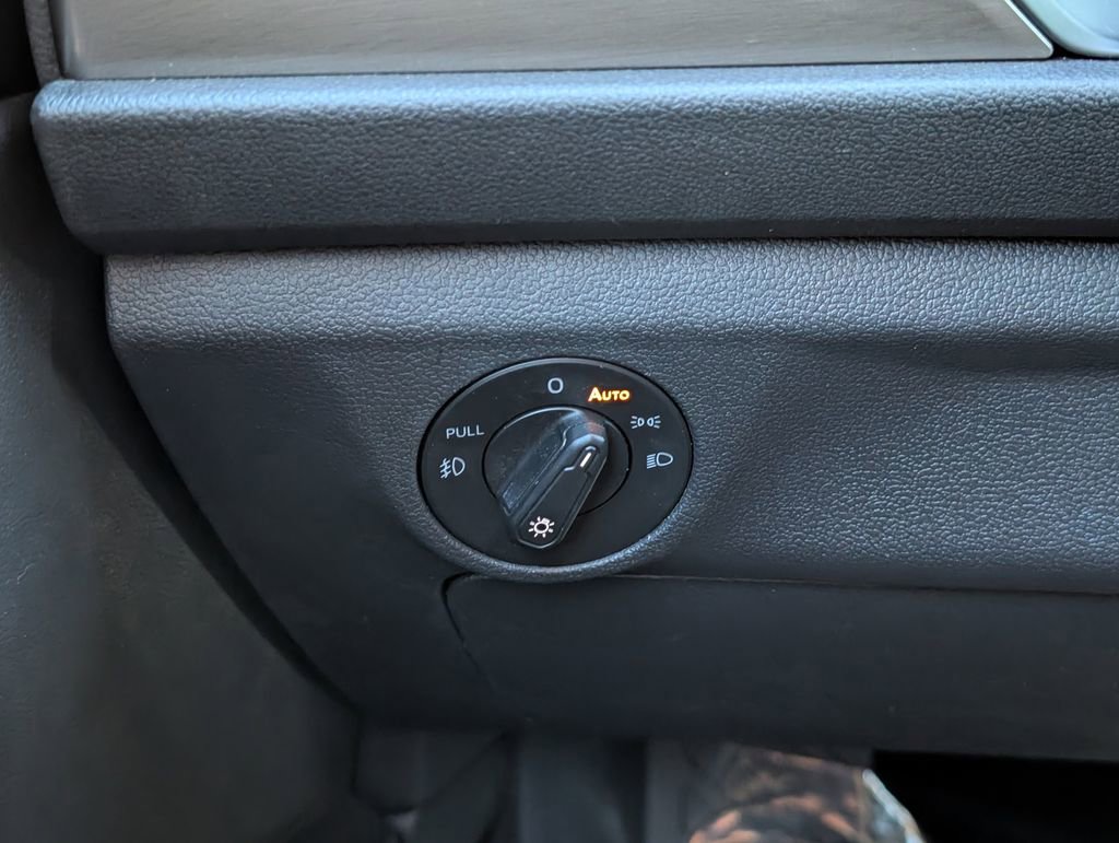 Used 2019 Volkswagen Jetta SEL Premium image 18