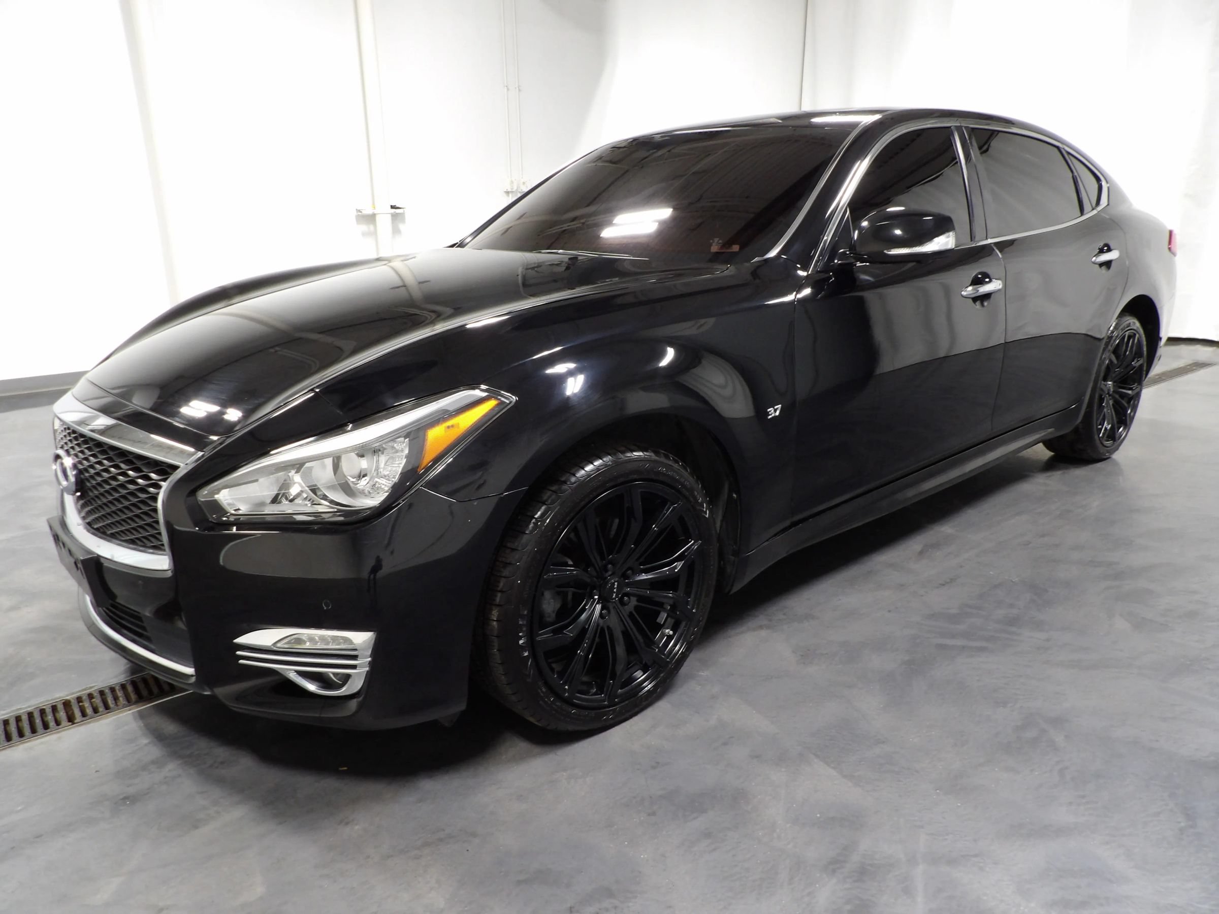 Used 2016 INFINITI Q70 L 3.7 w/ Technology Package AWD/4WD image 4