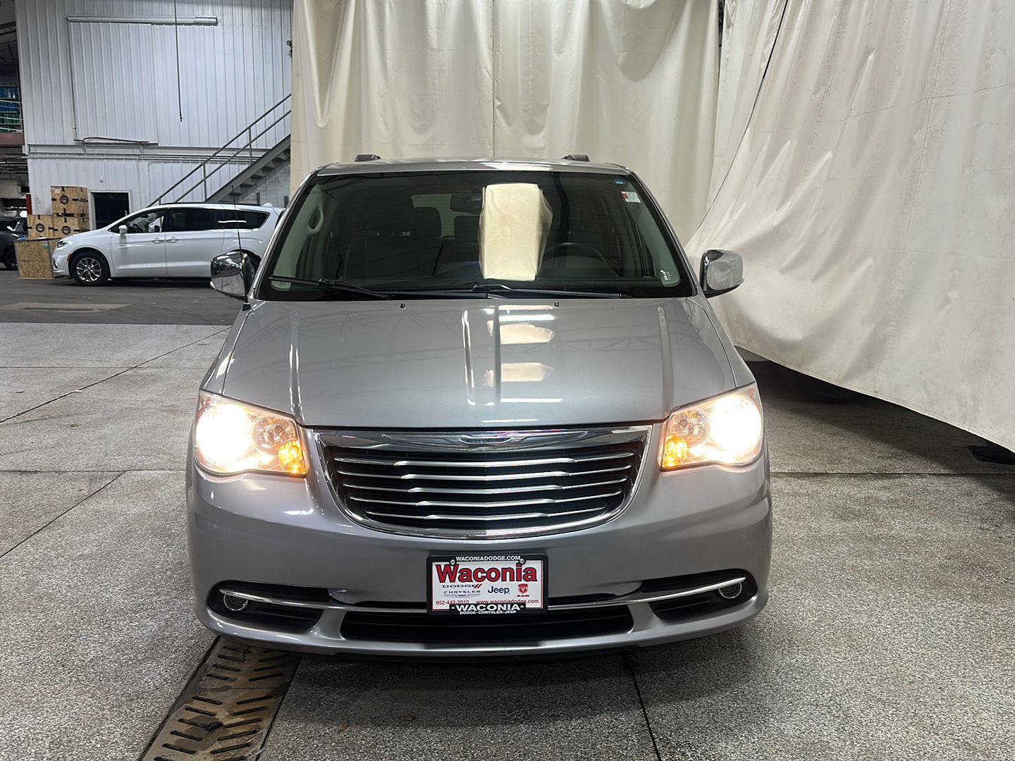 Used 2014 Chrysler Town & Country Touring-L w/ Driver Convenience Group image 9