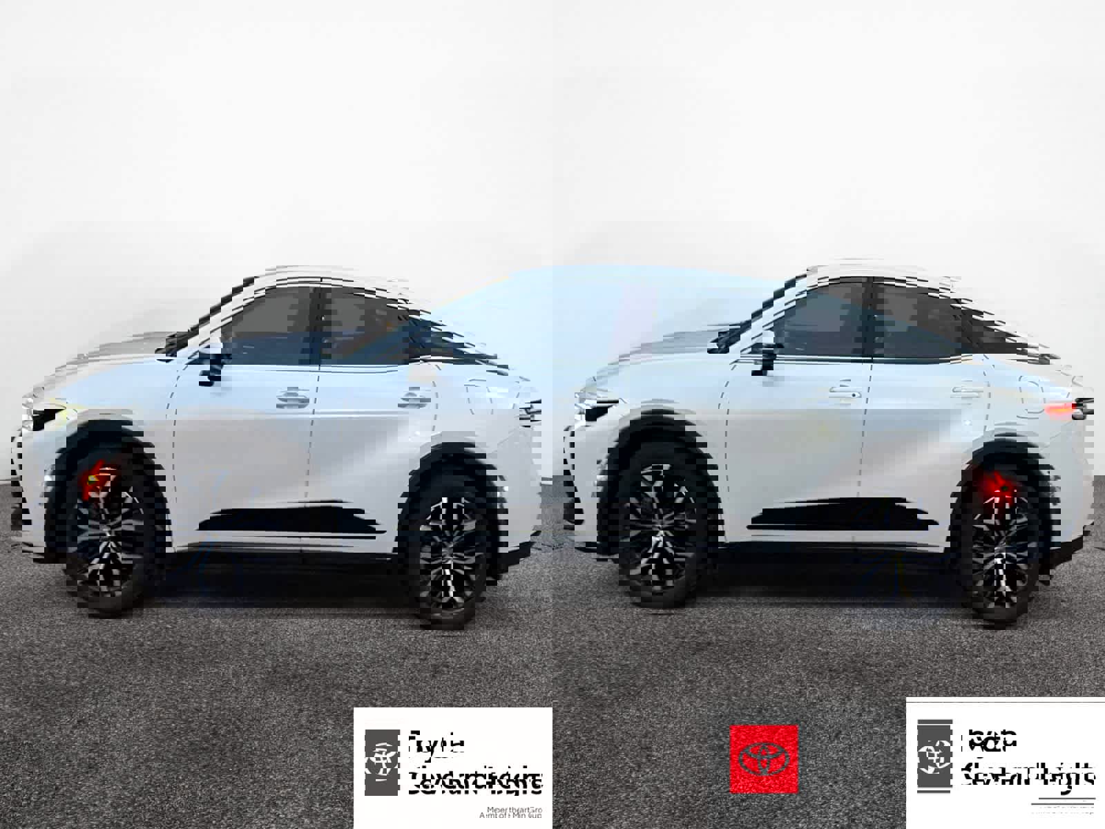 Used 2023 Toyota Crown XLE image 2