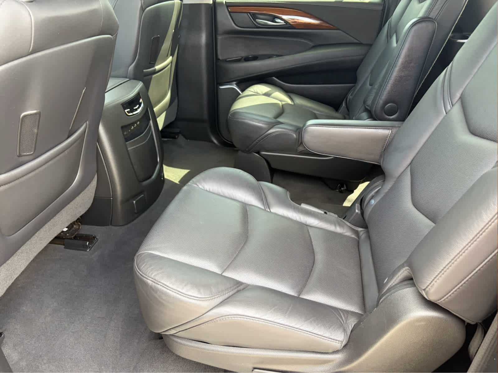 Used 2020 Cadillac Escalade ESV Luxury w/ Escalade Sport Edition AWD/4WD image 24