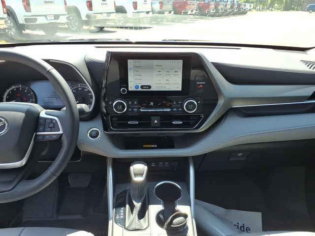 Used 2024 Toyota Highlander XLE AWD/4WD image 12