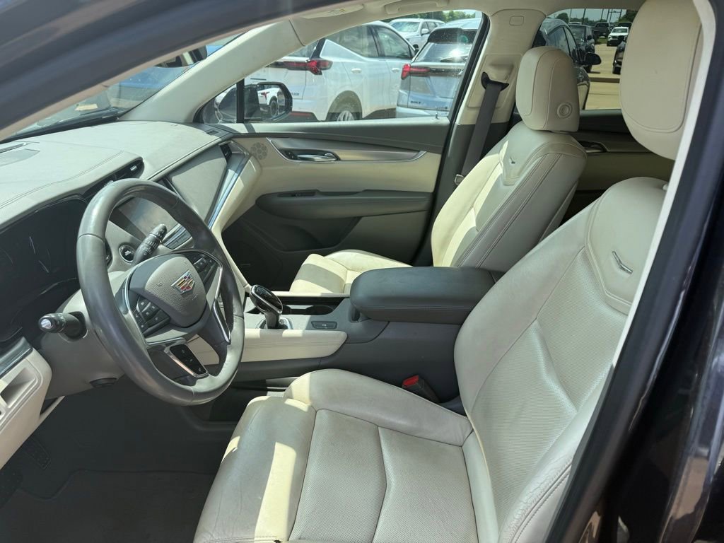 Used 2017 Cadillac XT5 Luxury w/ Driver Awareness Package FWD image 6