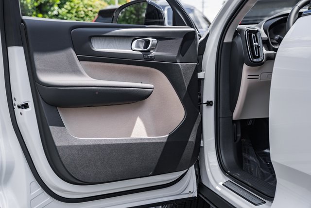 Certified 2025 Volvo XC40 B5 Plus w/ Protection Package Premier image 32
