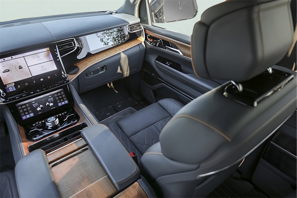 Used 2024 Jeep Grand Wagoneer Series III image 35