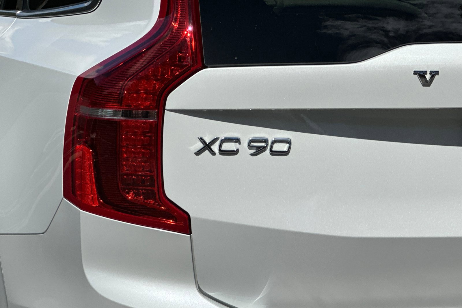 Certified 2024 Volvo XC90 B6 Ultimate w/ Protection Package Premier image 36