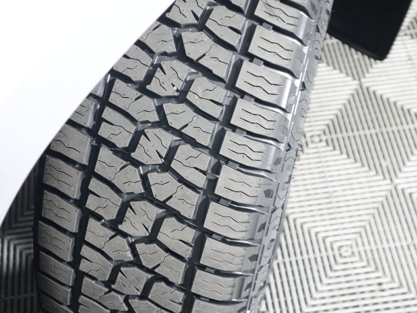 Used 2013 Chevrolet Avalanche LTZ image 19