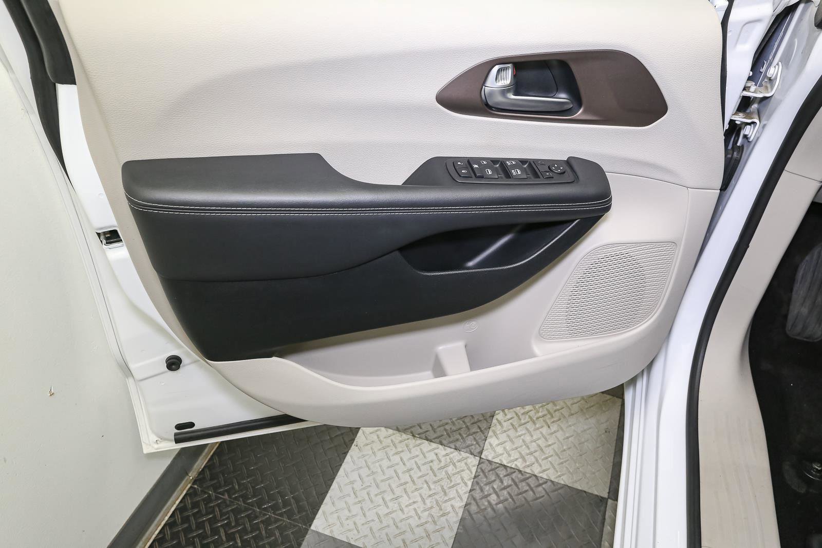 Used 2024 Chrysler Voyager LX image 39