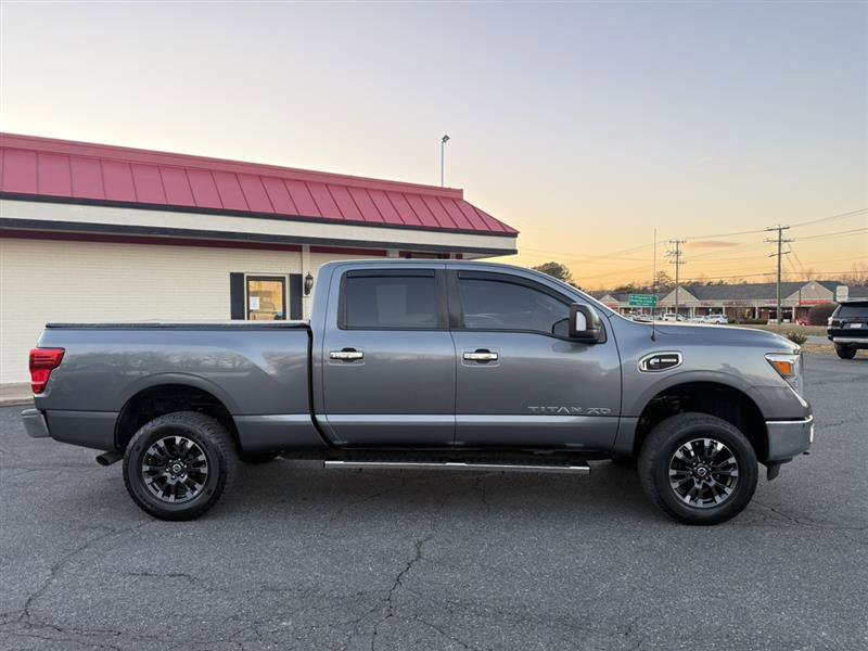 Used 2017 Nissan Titan SV image 4