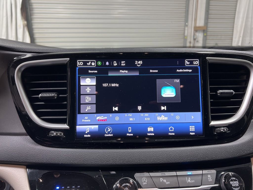 Used 2023 Chrysler Pacifica Touring-L image 30