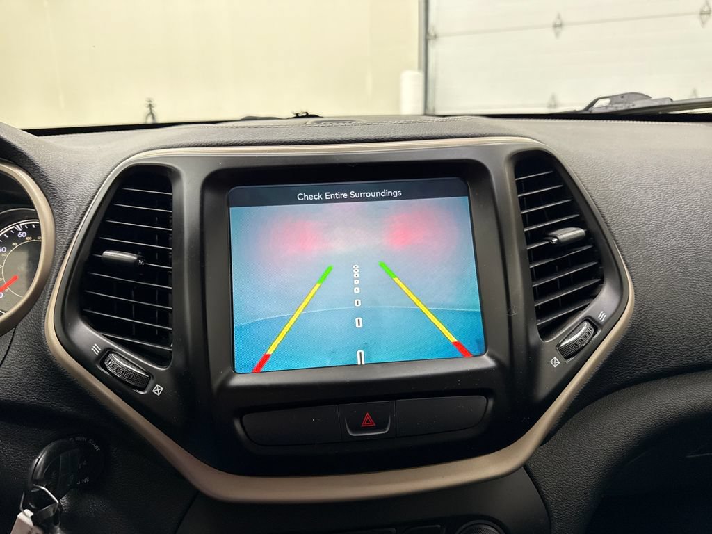 Used 2015 Jeep Cherokee Latitude w/ Cold Weather Group AWD/4WD image 18