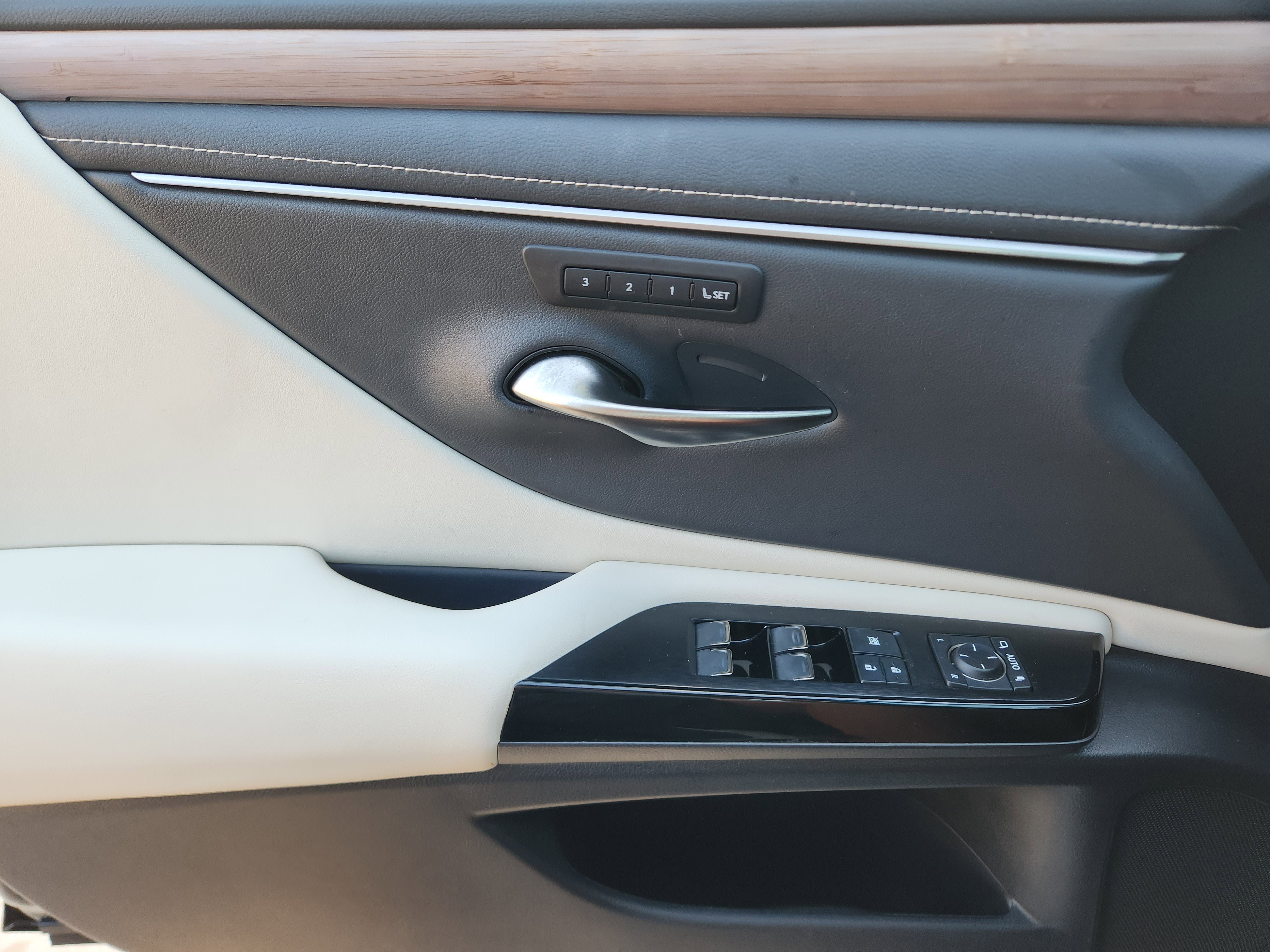 Used 2024 Lexus ES 350 w/ Luxury Package image 30