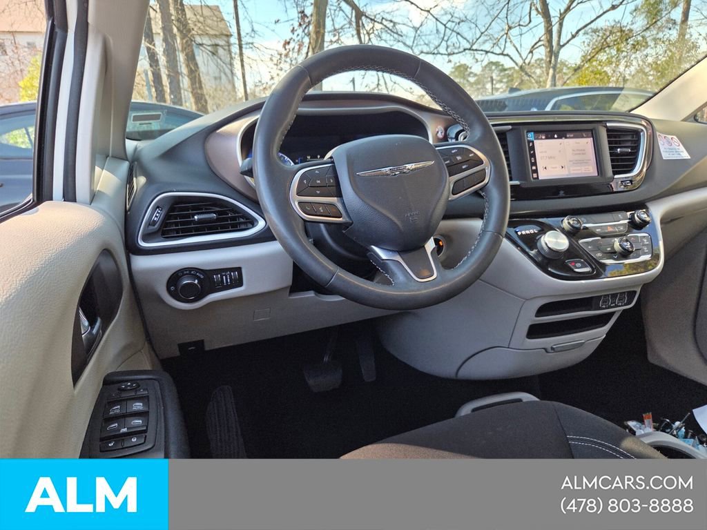 Used 2022 Chrysler Voyager LX image 7