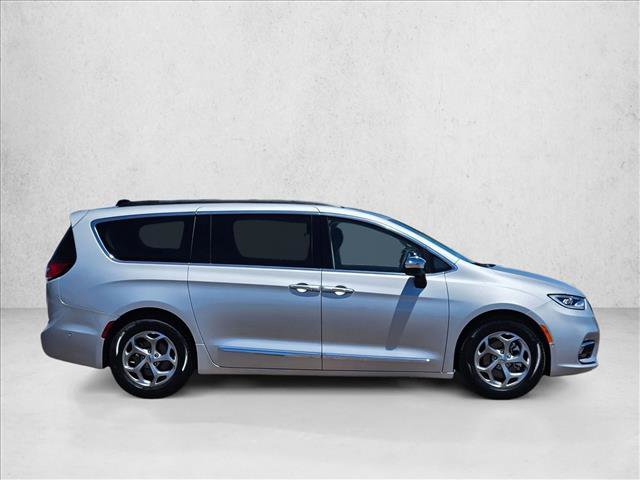 Used 2023 Chrysler Pacifica Limited FWD image 4