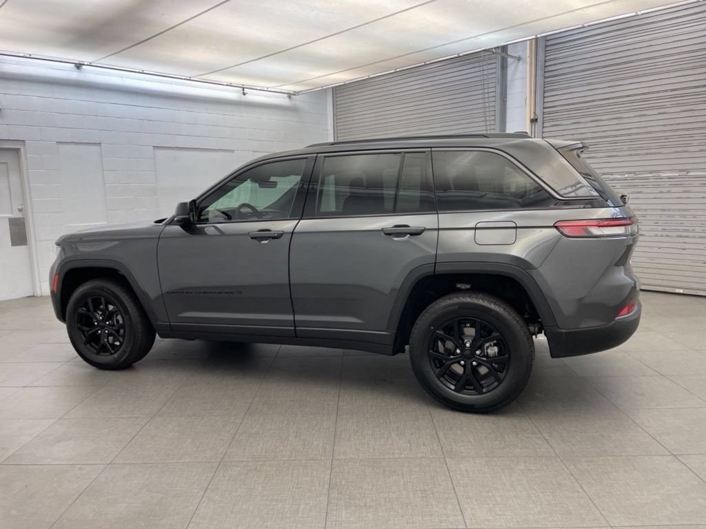 New 2026 Jeep Grand Cherokee Altitude RWD image 5