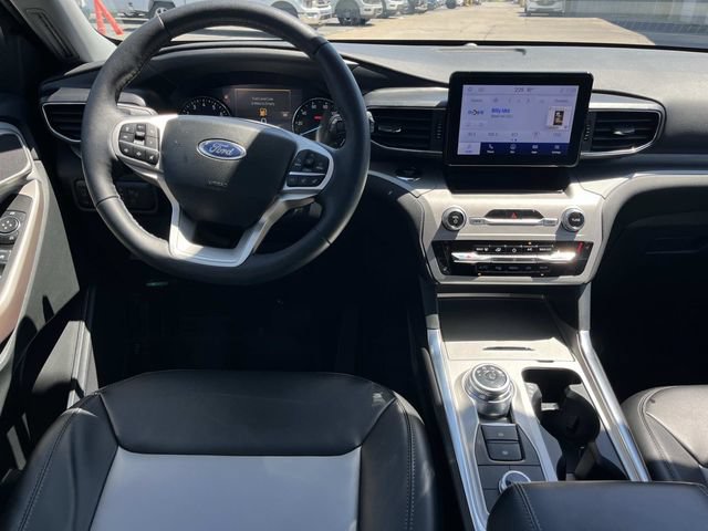 Used 2023 Ford Explorer XLT w/ Equipment Group 202A AWD/4WD image 18