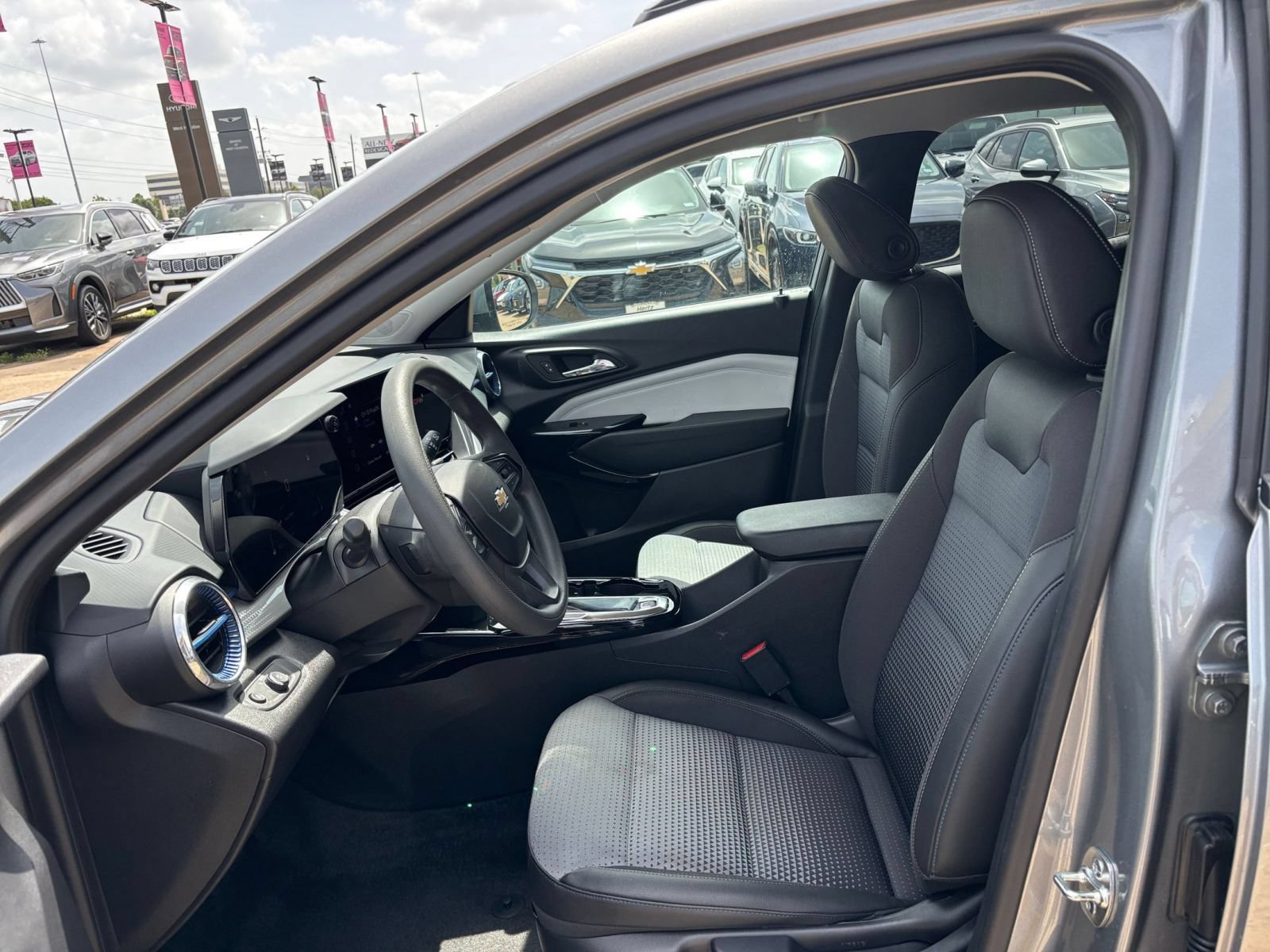 Used 2025 Chevrolet Trax LT FWD image 21