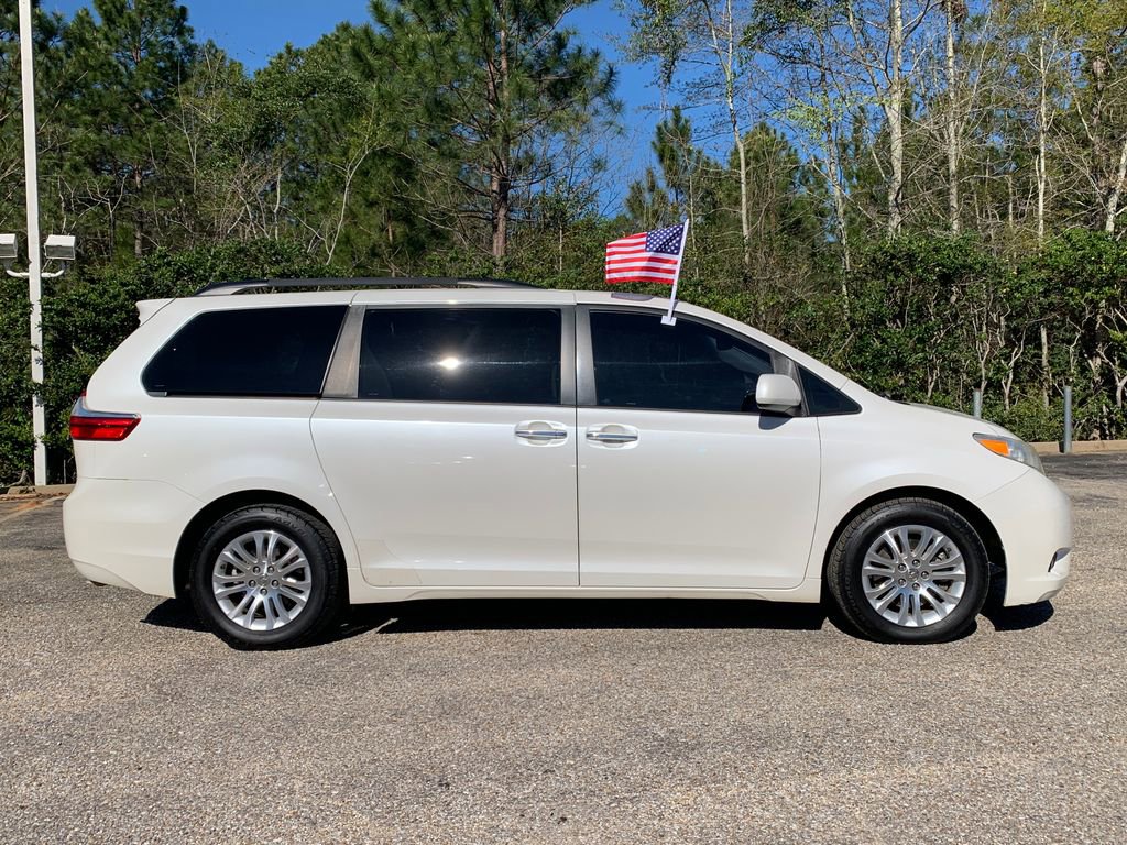 Used 2015 Toyota Sienna XLE image 2