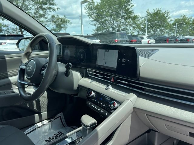 Used 2025 Hyundai Elantra SEL FWD image 34
